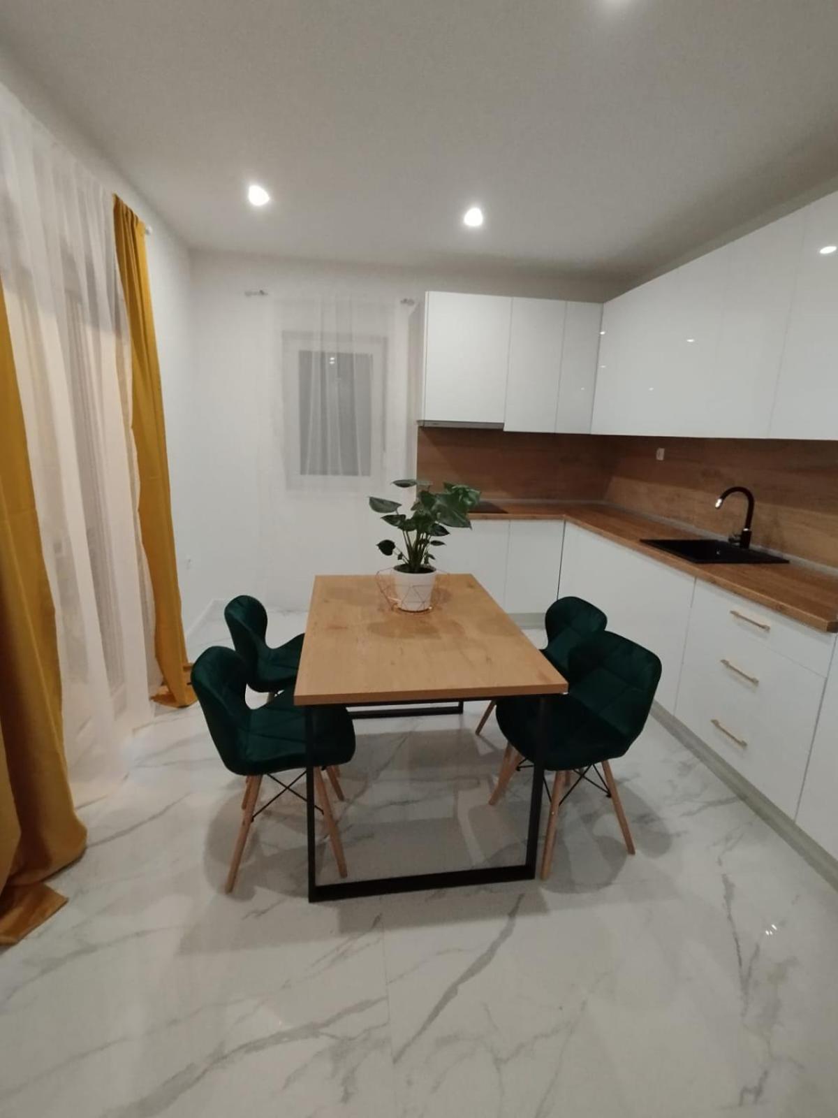 Luxury Apartment *